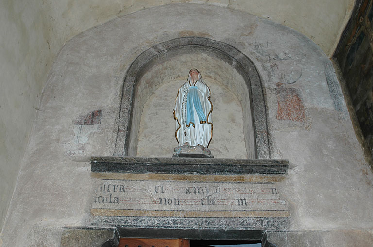 Niche et statue au dessus de la porte latérale, traces de peinture murale.