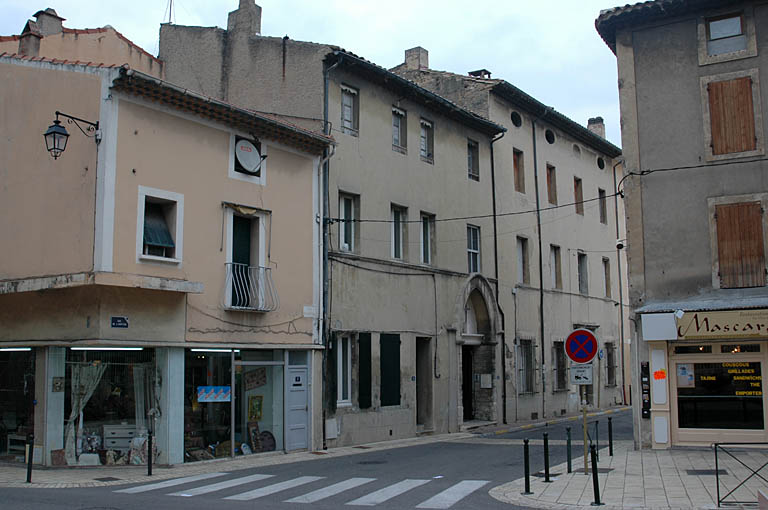 Immeubles accolés au sud et porte d'entrée secondaire.