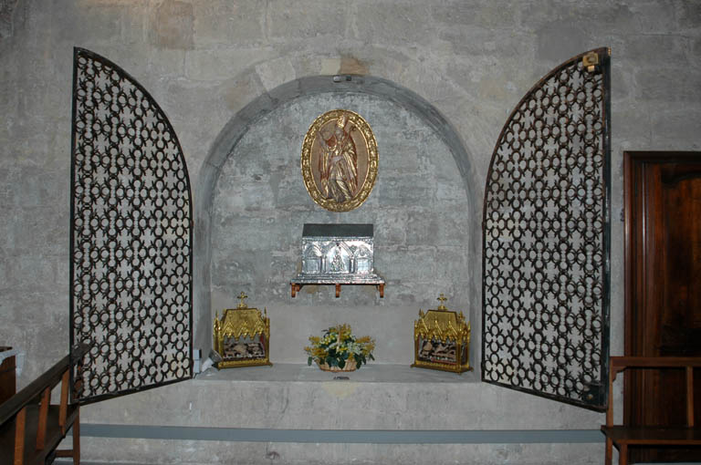 Mur nord, châsse avec reliques de Saint-Florent.