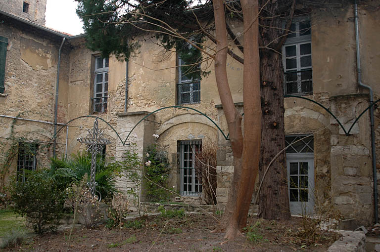 Cloître, angle nord-ouest.