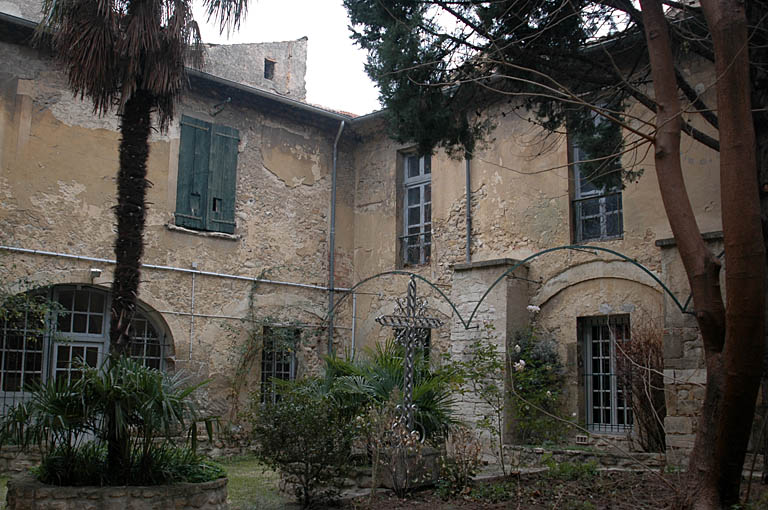 Cloître, angle nord-ouest.