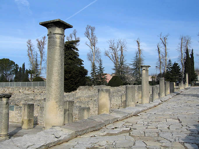 La rue des colonnes.