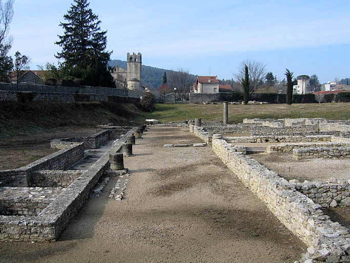 La maison du dauphin et l'ancienne cathédrale.