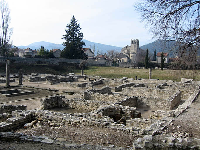 Fouilles et ancienne cathédrale.