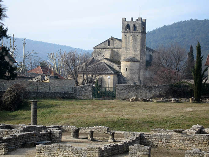 Chevet de l'ancienne cathédrale vu depuis les fouilles.