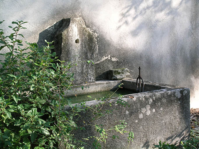 Fontaine adossée au dépositoire.