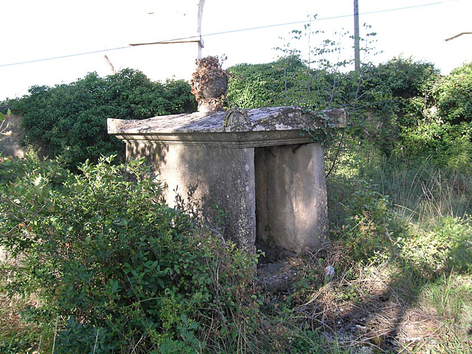 Partie ancienne du cimetière, tombe isolée.