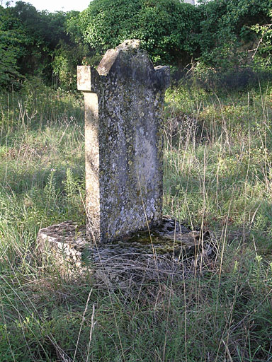 Partie ancienne du cimetière, tombe-stèle isolée.