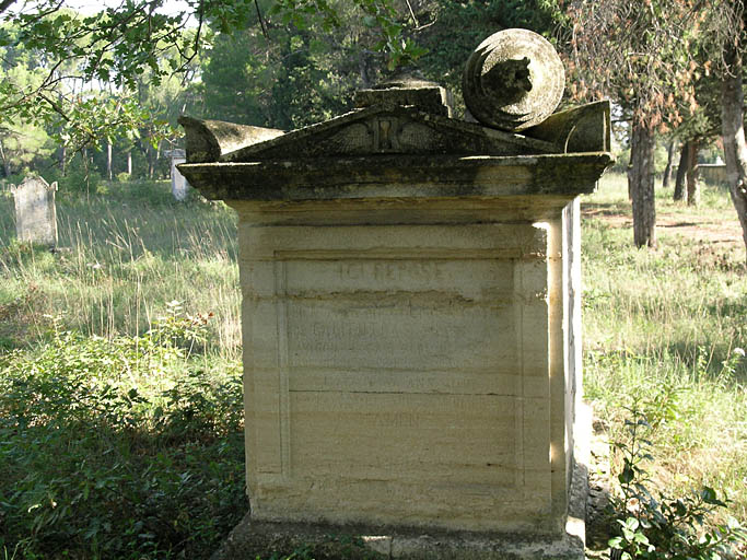 Partie ancienne du cimetière, tombe isolée.