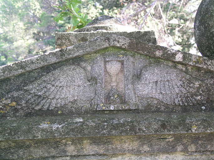 Tombe isolée, détail du motif du sablier ailé.