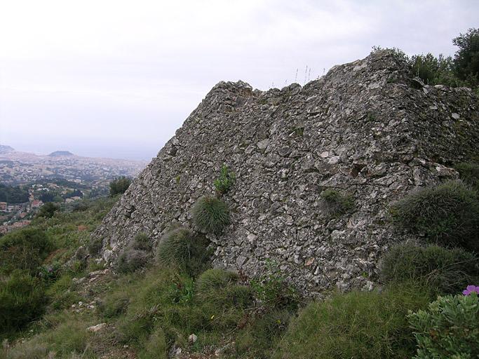 Face latérale nord-est, vue de trois-quarts, avec la baie de Nice.