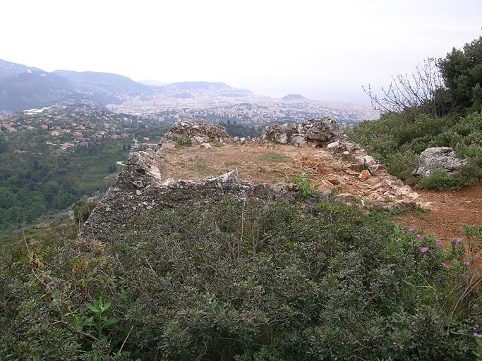 Sommet dérasé de la pyramide, vu vers le sud-est.