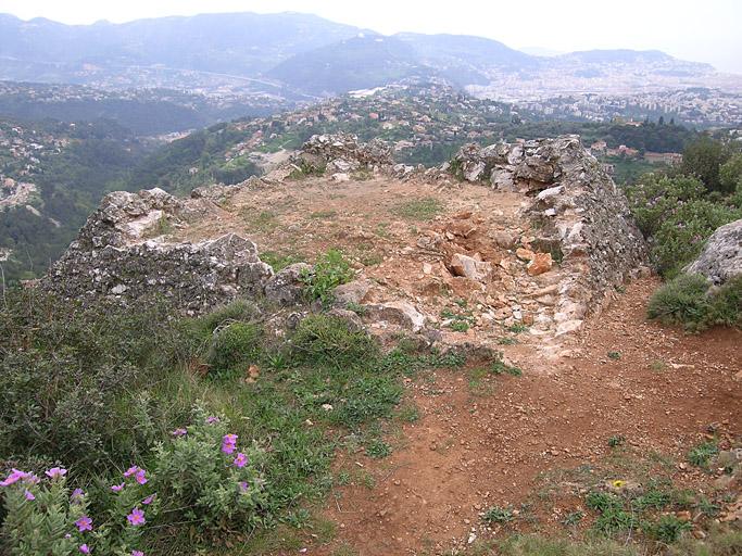 Sommet dérasé de la pyramide, vu vers l'est.