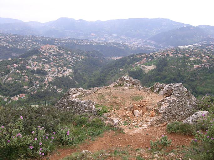 Sommet dérasé de la pyramide, vu vers l'est, avec le village de Falicon.