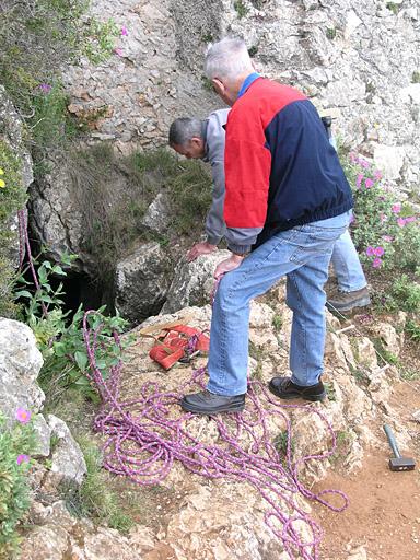 Dirigeants de l'IPAAM s'apprêtant à descendre dans la grotte.