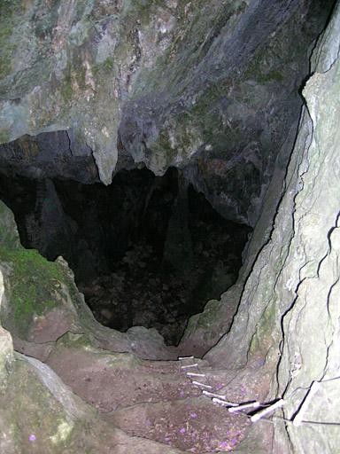 Entrée de la grotte de Ratapignata, vue en plongée depuis la pyramide.