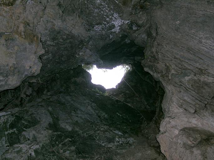 Entrée de la grotte de Ratapignata, vue en contre-plongée depuis la première salle.