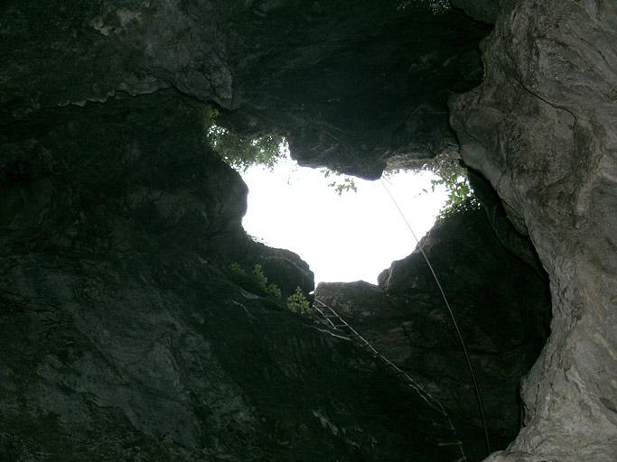 Entrée de la grotte de Ratapignata, vue en contre-plongée depuis la première salle.