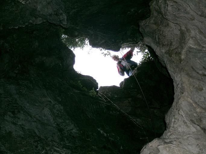 Entrée de la grotte de Ratapignata, vue en contre-plongée depuis la première salle, avec un dirigeant de l'IPAAM.