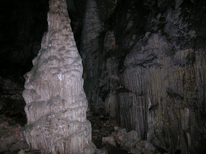 Première salle de la grotte de Ratapignata.