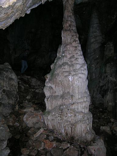 Première salle de la grotte de Ratapignata, colonne centrale.