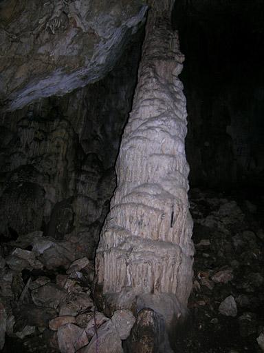 Première salle de la grotte de Ratapignata, colonne centrale.