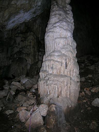 Première salle de la grotte de Ratapignata, colonne centrale.