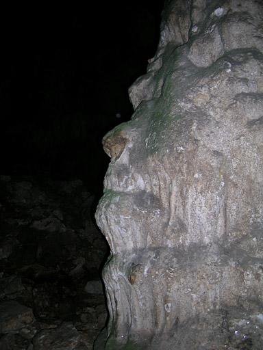 Première salle de la grotte de Ratapignata, détail de la colonne centrale en forme de visage.