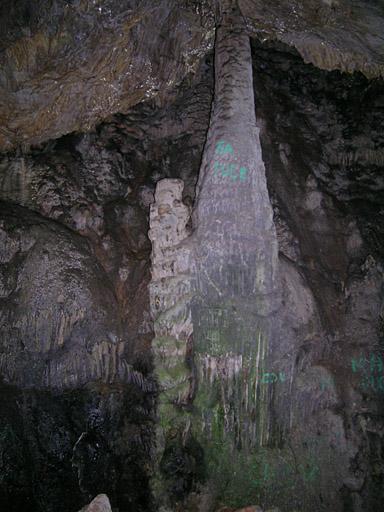 Première salle de la grotte de Ratapignata, stalagmite.