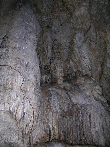 Première salle de la grotte de Ratapignata, paroi à concrétions calcaires.