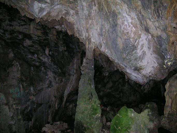 Première salle de la grotte de Ratapignata, petite colonne latérale.