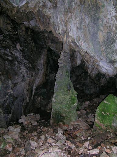 Première salle de la grotte de Ratapignata, petite colonne latérale.