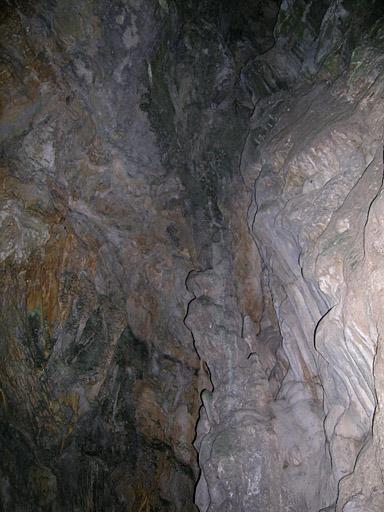 Première salle de la grotte de Ratapignata, détail de la paroi.