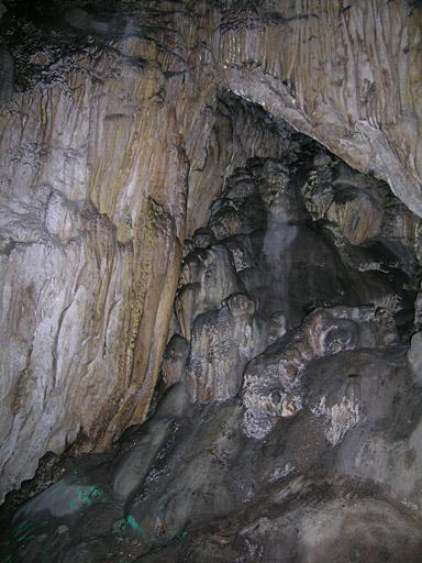 Première salle de la grotte de Ratapignata, concrétions.