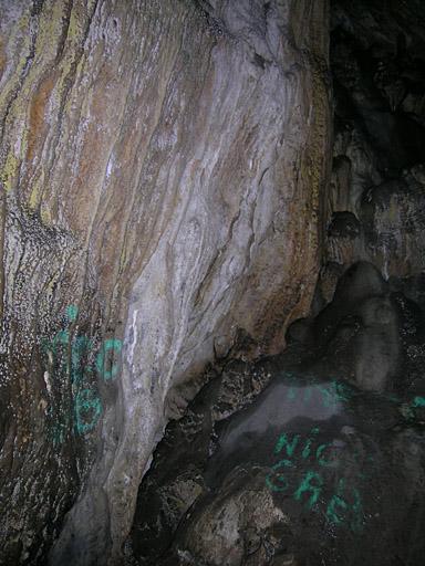 Première salle de la grotte de Ratapignata, parois avec inscriptions.