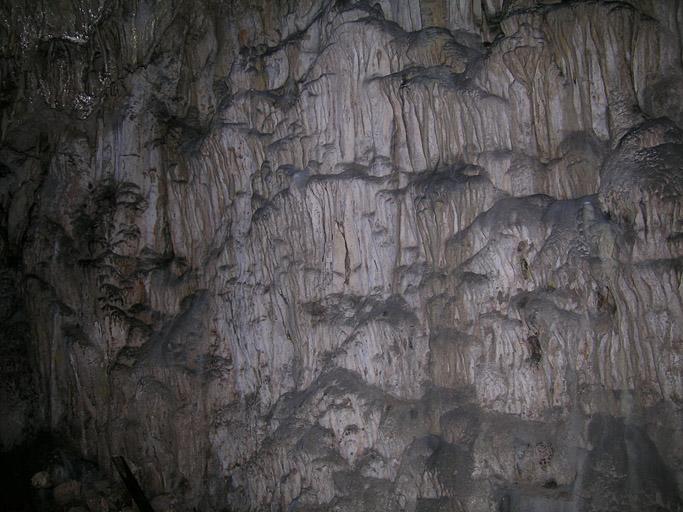 Première salle de la grotte de Ratapignata, paroi avec draperies calacaires.