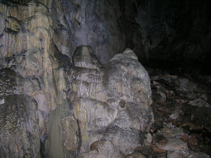 Première salle de la grotte de Ratapignata, concrétions et stalagmites.