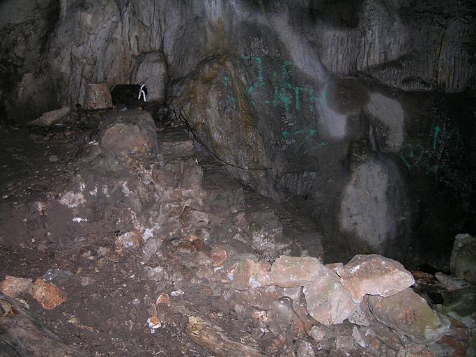 Première salle de la grotte de Ratapignata, sol de la partie haute et escalier de pierre.