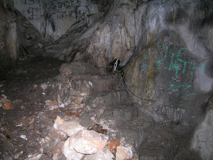 Première salle de la grotte de Ratapignata, escalier de pierre.