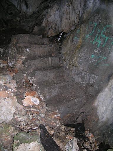 Première salle de la grotte de Ratapignata, escalier de pierre, vu de trois-quarts.