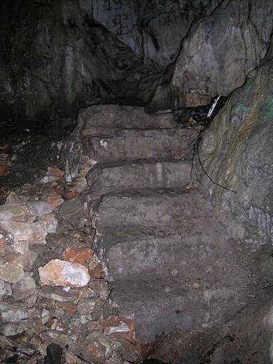 Première salle de la grotte de Ratapignata, escalier de pierre, vu de face.