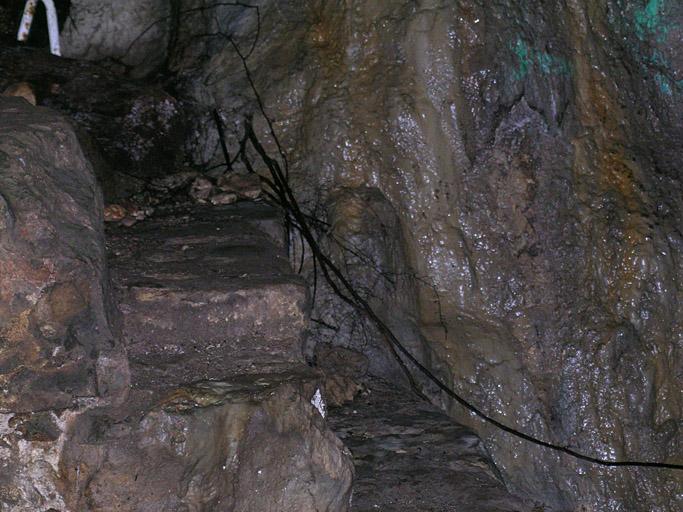 Première salle de la grotte de Ratapignata, marches supérieures de l'escalier de pierre.