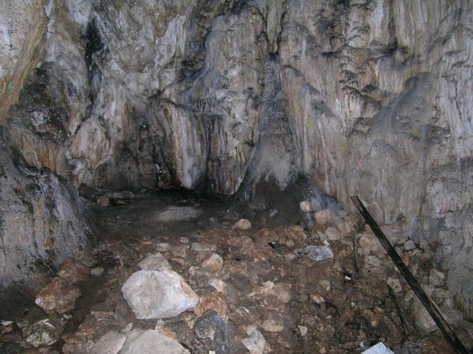 Première salle de la grotte de Ratapignata, zone d'éboulis dans la partie supérieure.