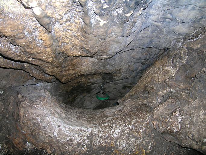 Première salle de la grotte de Ratapignata, départ du boyau vertical donnant accès à la salle inférieure.