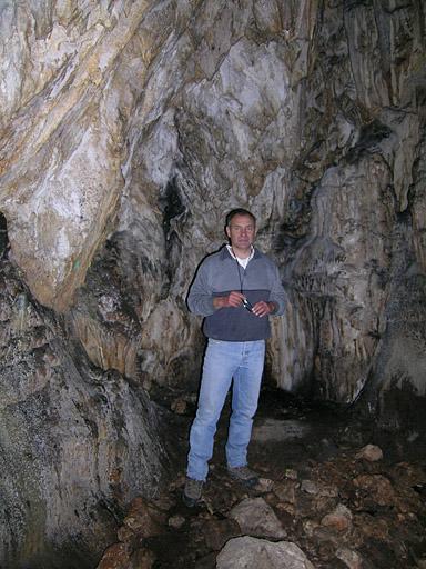 Claude Salicis, président de l'IPAAM, dans la première salle de la grotte de Ratapignata.