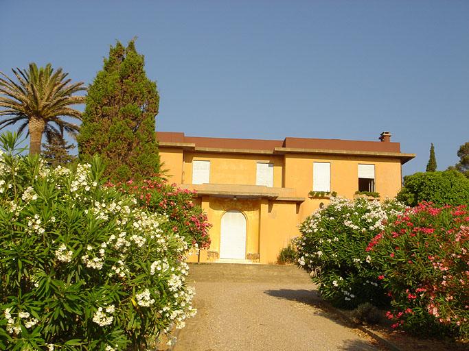 Vue de la façade est de la villa.