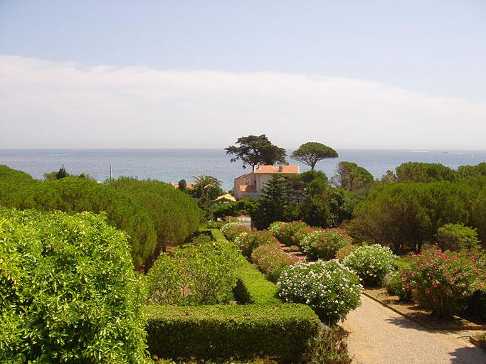 Vue de l'entrée principale de la villa.