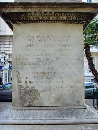 Vue de la colonne, détail.