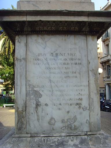 Vue de la colonne, détail.