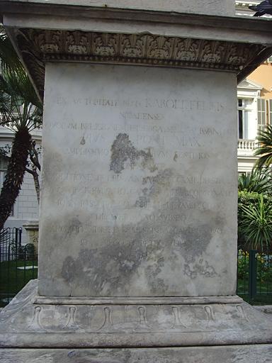 Vue de la colonne, détail.